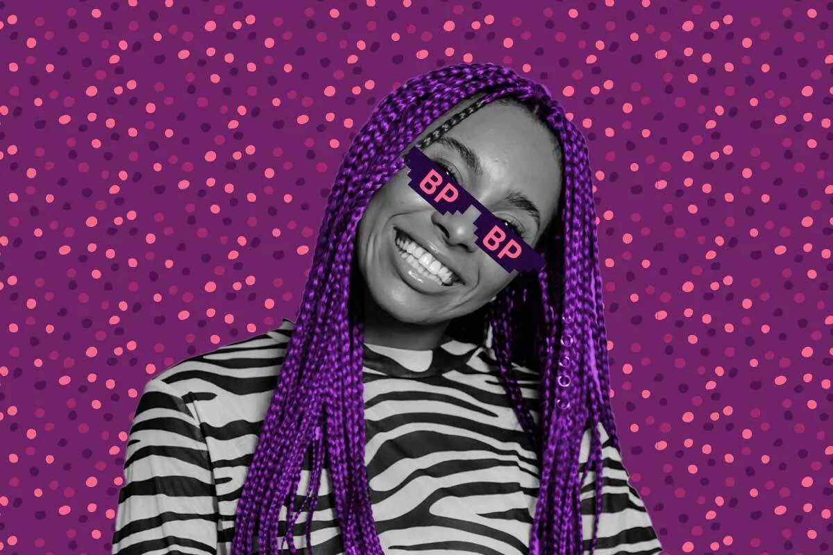 mulher sorrindo vestindo um óculos escuro cujas lentes estão escritas "BP"