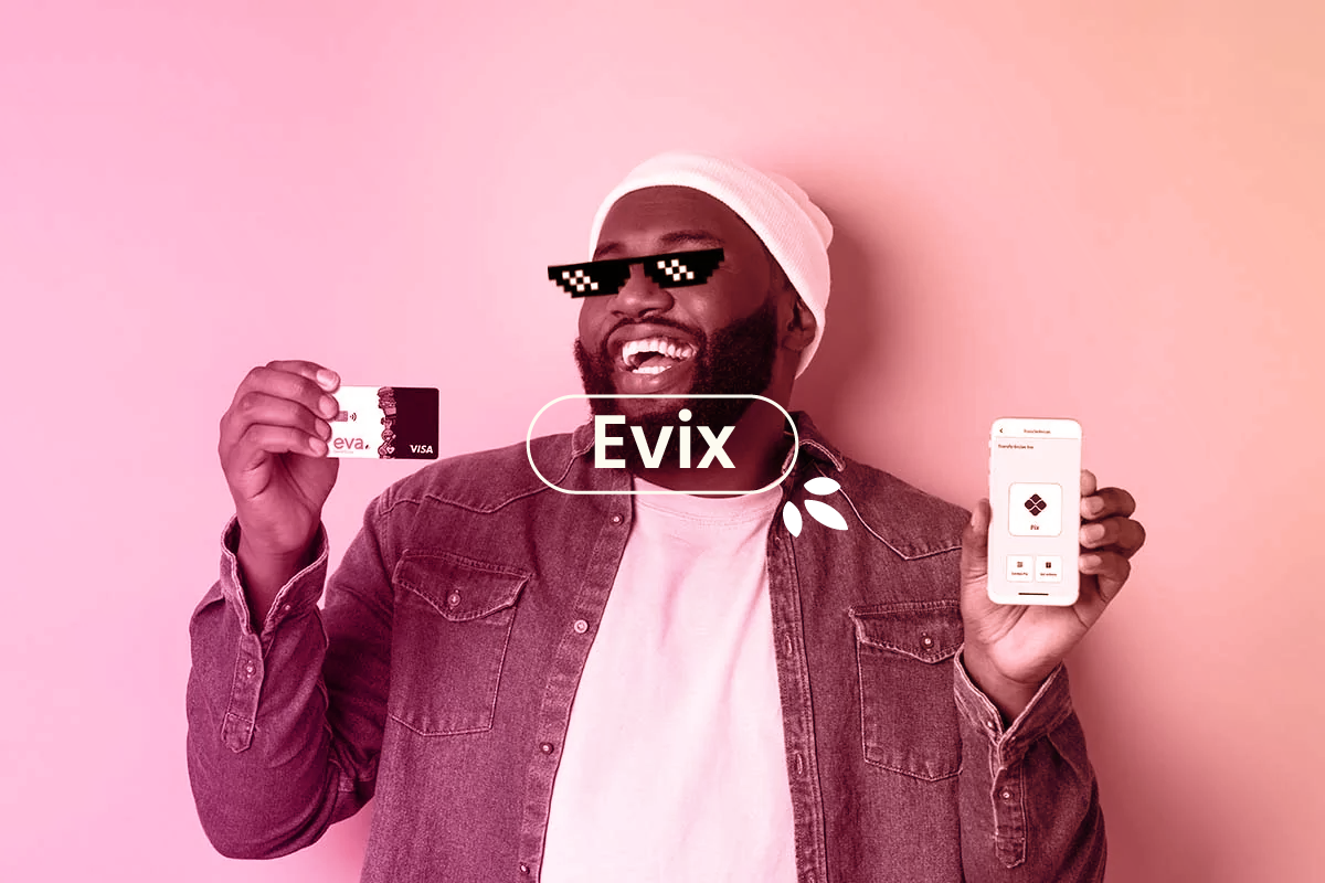 Homem de touca branca e barba segurando um cartão Eva na mão direita e um celular na mão esquerda. No centro, o título 'Evix', como é conhecido o Pix da Eva.