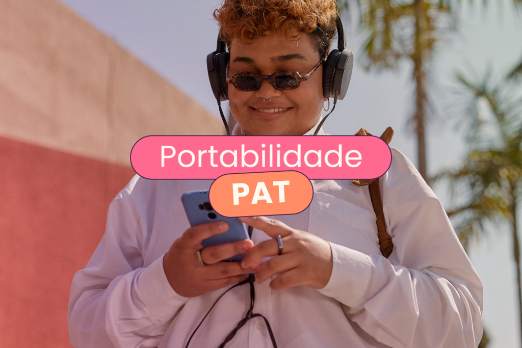 Mulher mexendo no celular de fone de ouvido. No título 'Portabilidade PAT'.