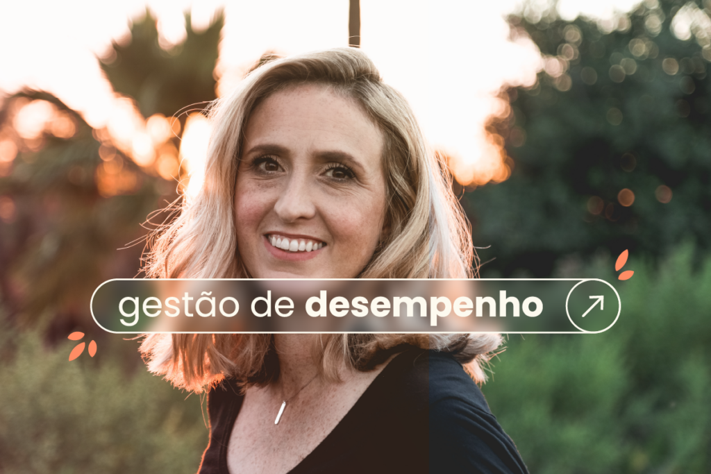 Mulher loira de meia idade sorrindo. No título, "gestão de desempenho".
