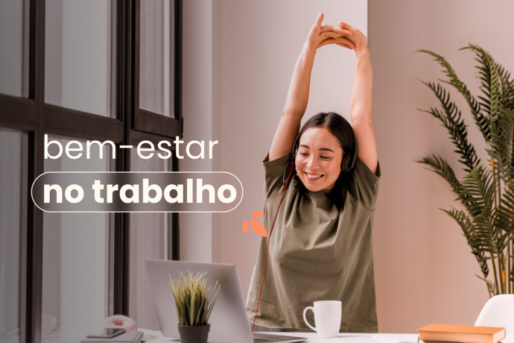 Mulher branca alongando os braços sentada em frente a uma mesa com um noteboock em cima. No seu lado direito há uma planta e no esquerdo uma janela. No título da imagem: "bem-estar no trabalho".