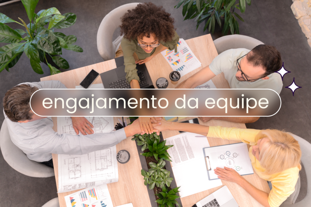 Equipe com mãos unidas no centro, representando o engajamento da equipe.