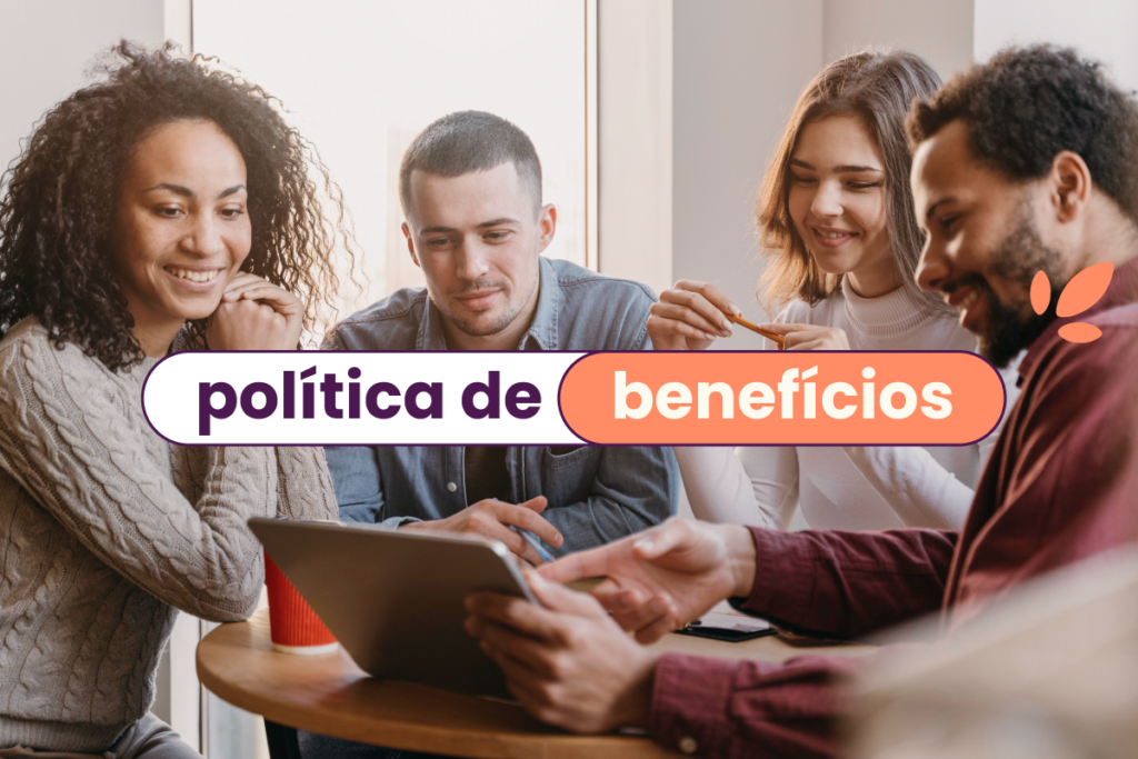 Equipe reunida (4 pessoas, dois homens e duas mulheres) em frente a um notebook. No título, "política de benefícios".