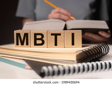 Imagem de cubos de madeira com a sigla MBTI escrito em preto - foto: Freepik