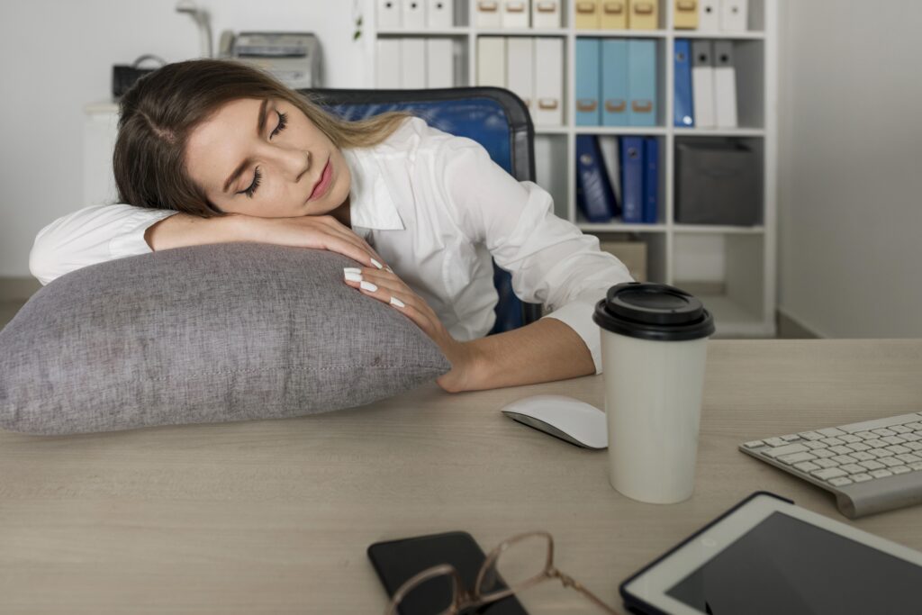 Pessoa deitada sobre uma mesa descansando - Freepik