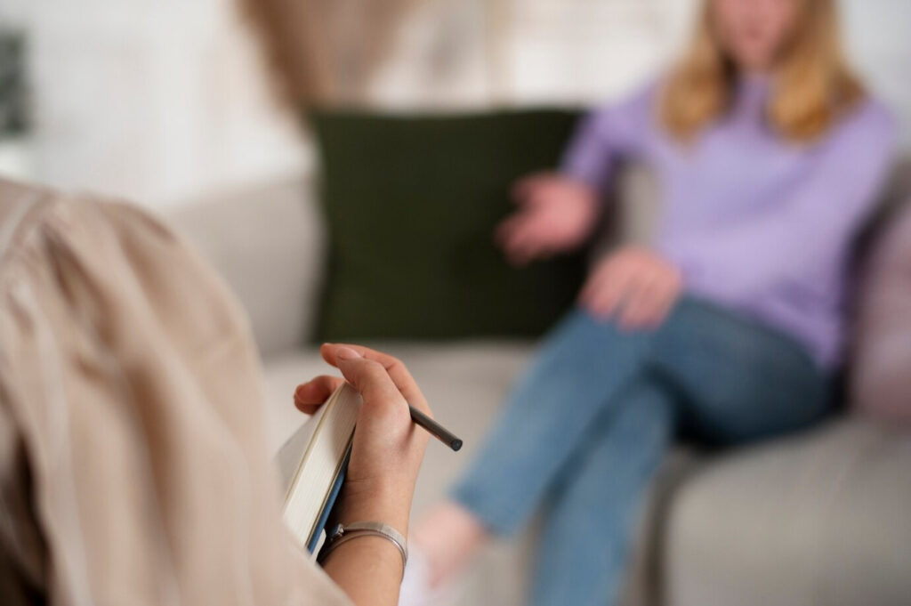 Paciente e psicólogo em uma consulta - Foto: Freepik