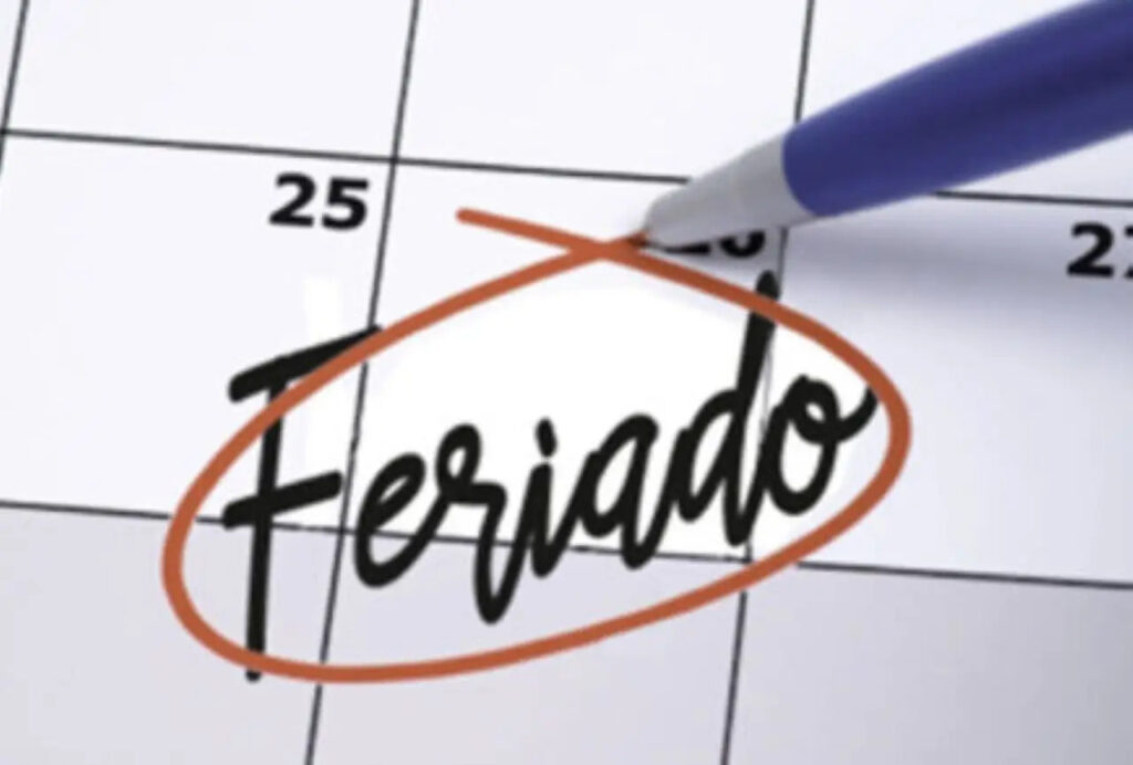 Imagem com escrita "feriado" - Foto: Internet