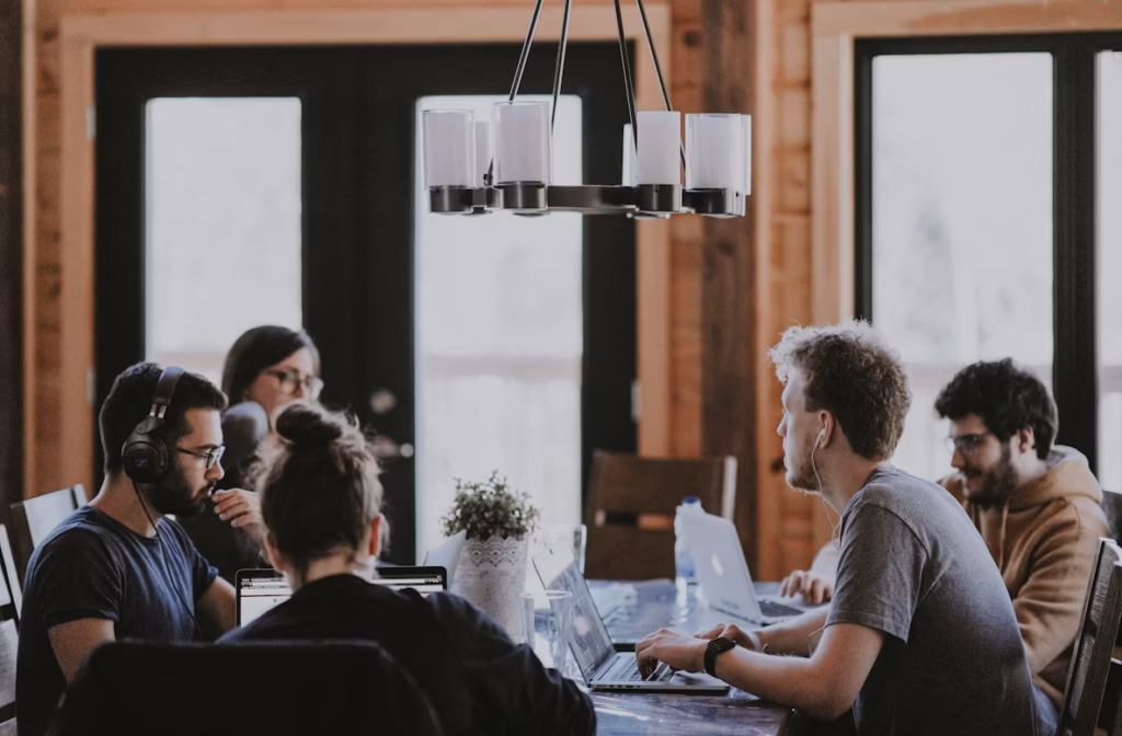 Pessoas reunidas em um escritório - Foto: Unsplash