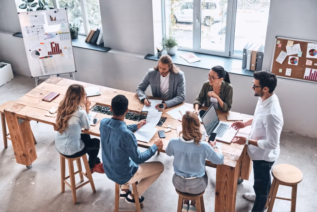 Pessoas reunidas em uma mesa - Foto: Unsplash