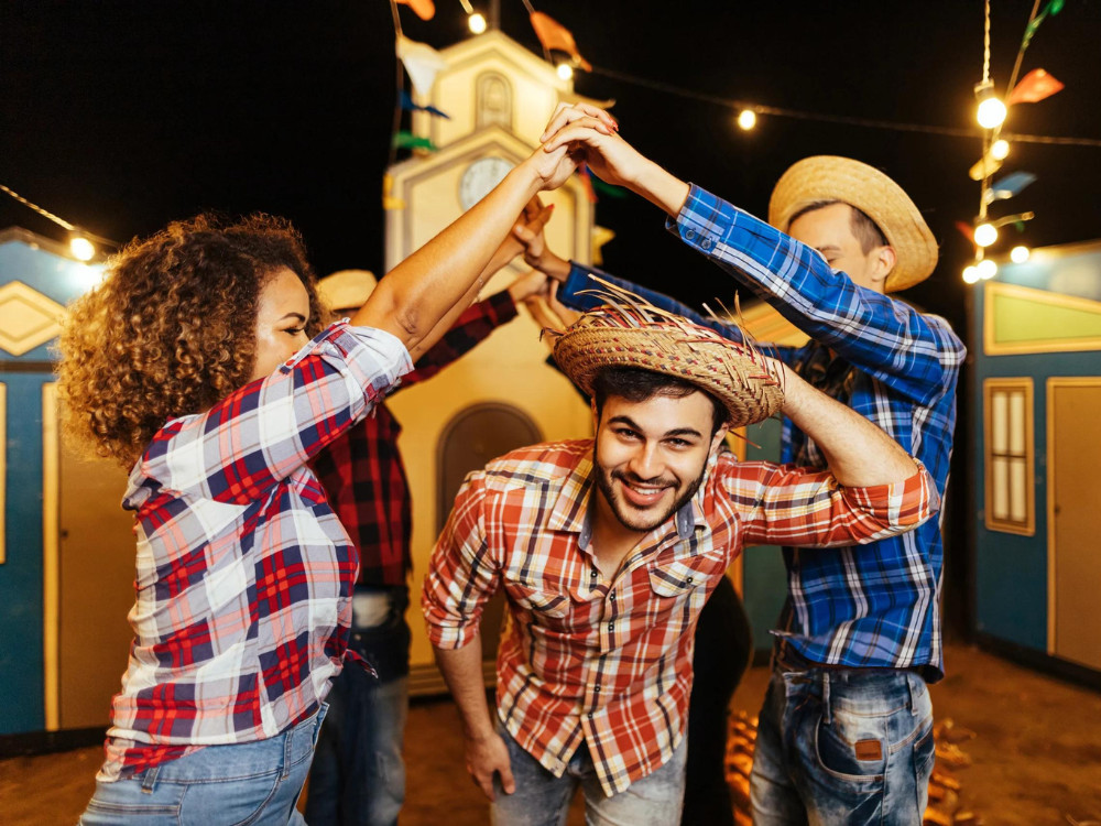 Pessoas dançando quadrilha - Foto: Unsplash