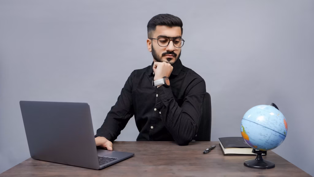 Pessoa em um ambiente de trabalho - Foto: Unsplash
