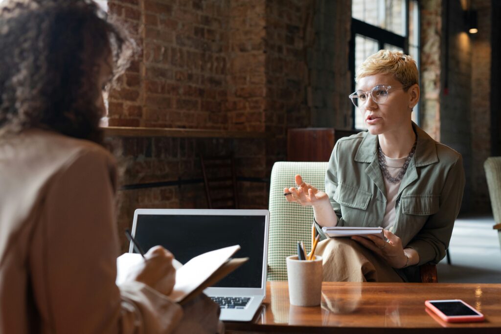 Duas mulheres em um escritório - Foto: Unsplash