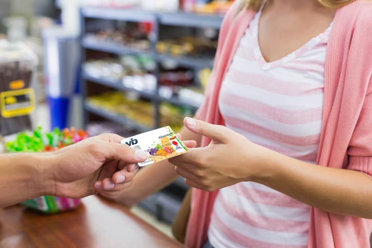 Pessoa segurando um cartão - Foto: Unsplash