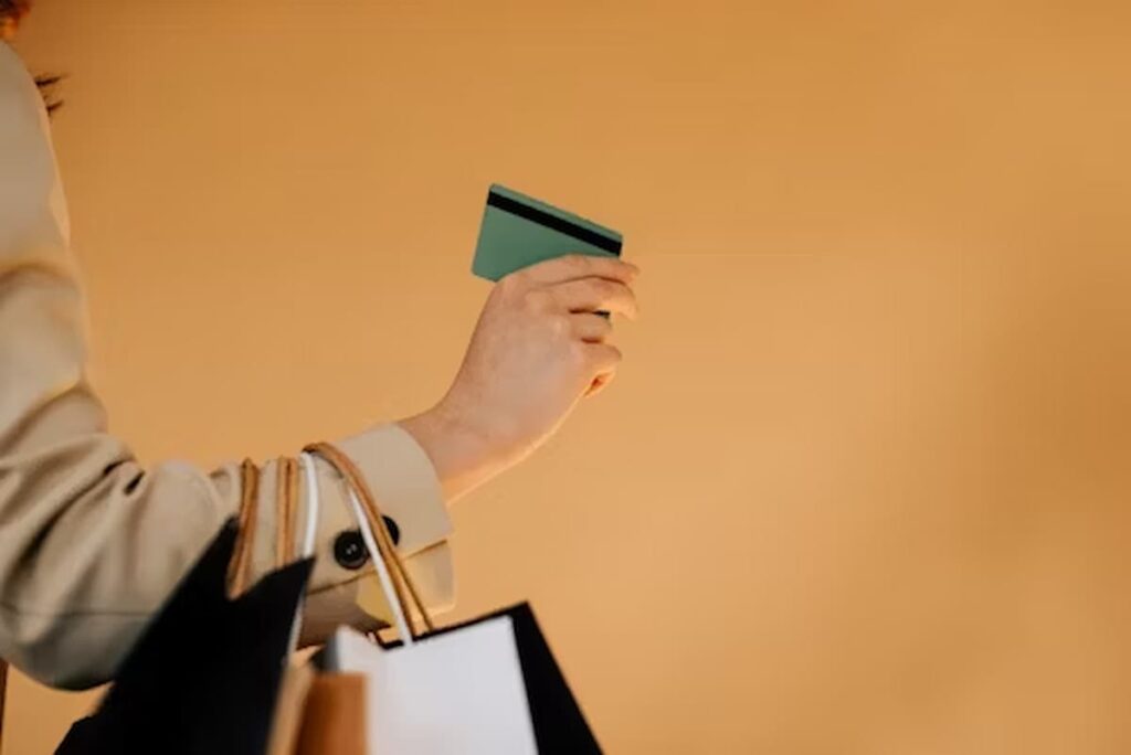 A imagem simboliza a autonomia e flexibilidade oferecida por cartões de benefícios corporativos inteligentes, integrados a soluções de inteligência artificial no RH.