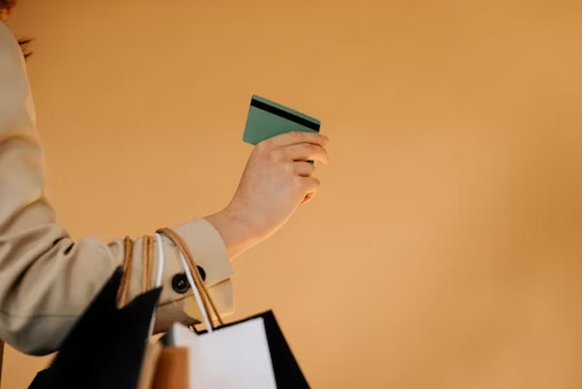 A imagem simboliza a autonomia e flexibilidade oferecida por cartões de benefícios corporativos inteligentes, integrados a soluções de inteligência artificial no RH.