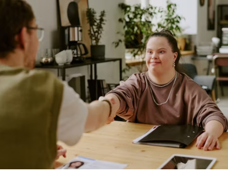 A imagem representa a inclusão de pessoas com deficiência (PCD) no mercado de trabalho, destacando oportunidades de emprego igualitárias e respeito à diversidade. Ela simboliza o avanço das empresas na construção de ambientes mais acessíveis, humanos e acolhedores, onde talentos diversos são reconhecidos e valorizados.