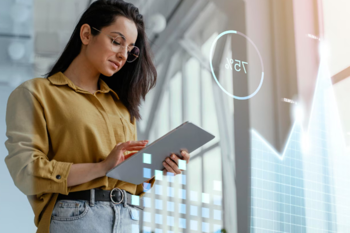 A imagem mostra uma mulher jovem analisando dados em um tablet, em um ambiente moderno e iluminado, com elementos gráficos digitais flutuando ao seu redor.