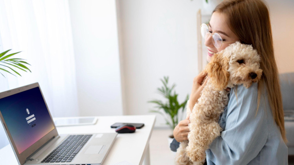 A imagem retrata uma cena de home office que transmite afeto e equilíbrio entre vida pessoal e profissional.