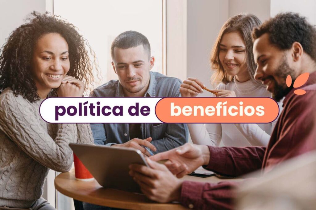 Equipe reunida (4 pessoas, dois homens e duas mulheres) em frente a um notebook. No título, "política de benefícios".