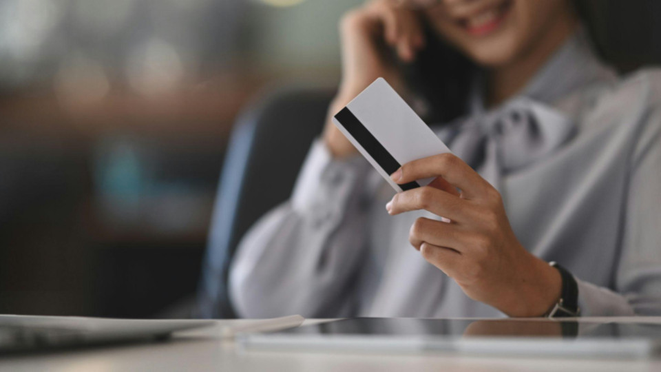 foca em uma transação financeira ou comercial digital, com um plano fechado que transmite a ideia de compras online, pagamentos ou contratação de serviços