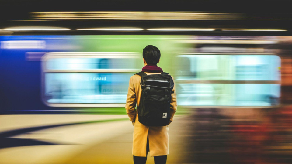 captura um momento de forte contraste dinâmico em uma estação de metrô ou trem urbano, com foco no conceito de movimento .