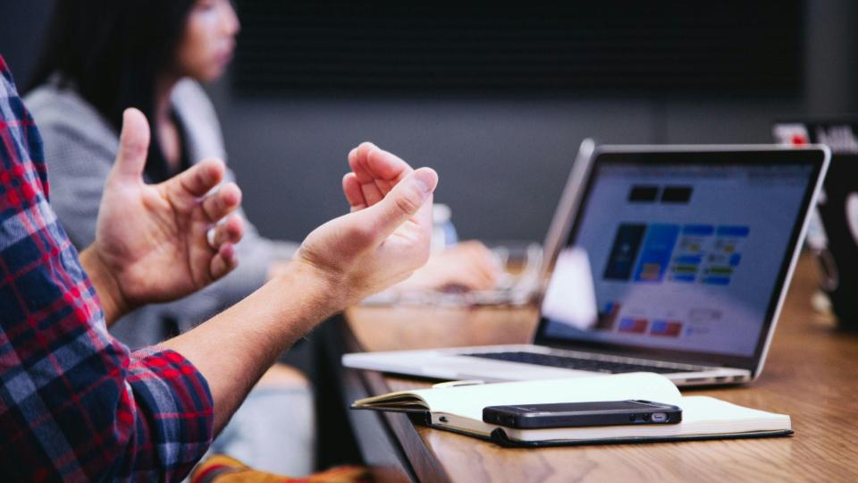 Profissional apresenta estratégias de RH estratégico durante reunião com a equipe, promovendo gestão de pessoas, comunicação interna e desenvolvimento organizacional.