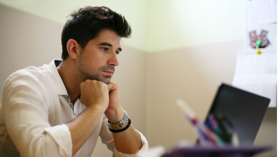 Profissional trabalhando em um notebook em um escritório, analisando informações com expressão concentrada. A imagem representa gestão, produtividade e tomada de decisões no ambiente corporativo.