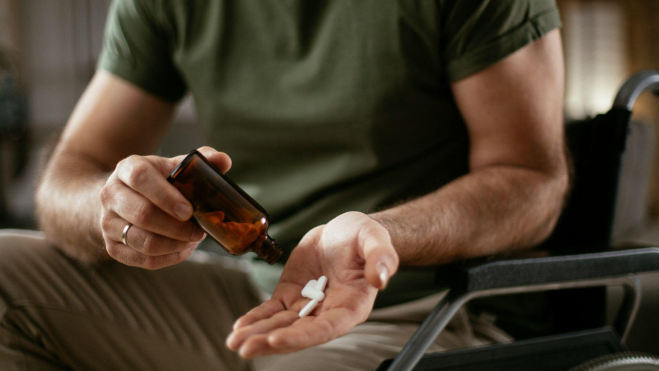 Homem com medicamentos à mão adquiridios com o benefício do cartão eva