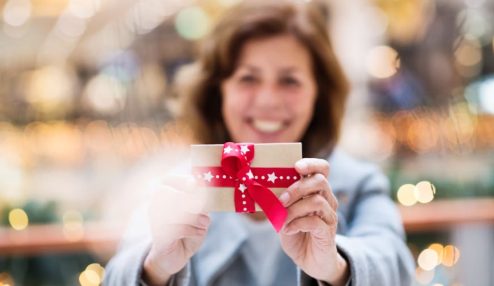 A imagem representa o momento de felicidade de uma funcionária que recebeu os benefícios para PCDs nas empresas