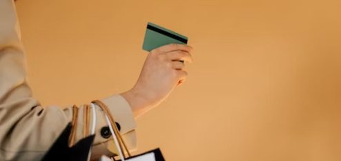 A imagem simboliza a autonomia e flexibilidade oferecida por cartões de benefícios corporativos inteligentes, integrados a soluções de inteligência artificial no RH.