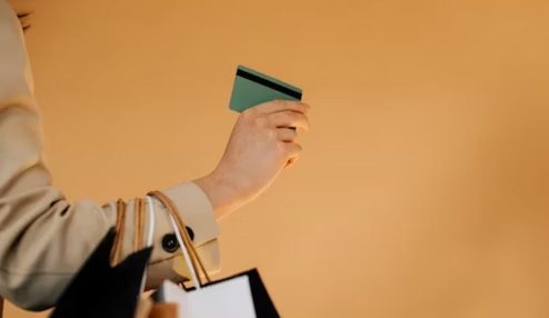 A imagem simboliza a autonomia e flexibilidade oferecida por cartões de benefícios corporativos inteligentes, integrados a soluções de inteligência artificial no RH.