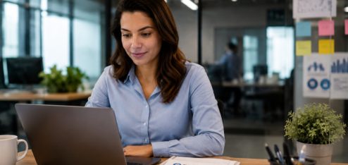 Profissional de RH em um ambiente corporativo moderno, analisando uma política de benefícios no notebook, com documentos organizados e elementos que remetam à gestão de pessoas. Fotografia realista, natural e editorial, sem aparência de banco de imagens ou publicidade.