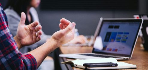 Profissional apresenta estratégias de RH estratégico durante reunião com a equipe, promovendo gestão de pessoas, comunicação interna e desenvolvimento organizacional.