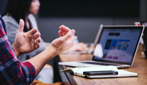 Profissional apresenta estratégias de RH estratégico durante reunião com a equipe, promovendo gestão de pessoas, comunicação interna e desenvolvimento organizacional.