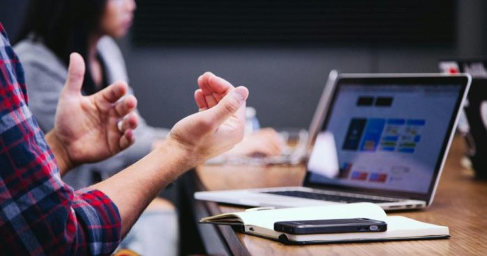 Profissional apresenta estratégias de RH estratégico durante reunião com a equipe, promovendo gestão de pessoas, comunicação interna e desenvolvimento organizacional.