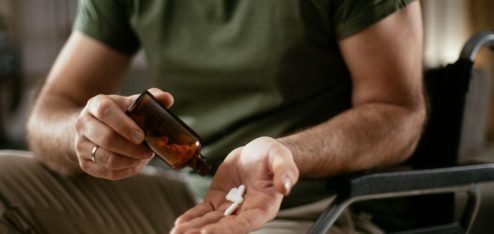 Homem com medicamentos à mão adquiridios com o benefício do cartão eva