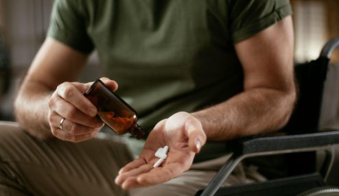 Homem com medicamentos à mão adquiridios com o benefício do cartão eva