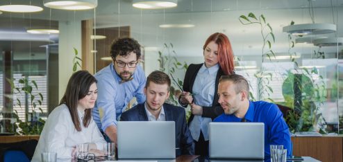 Pessoas trabalhando em um escritório - Foto: Freepik