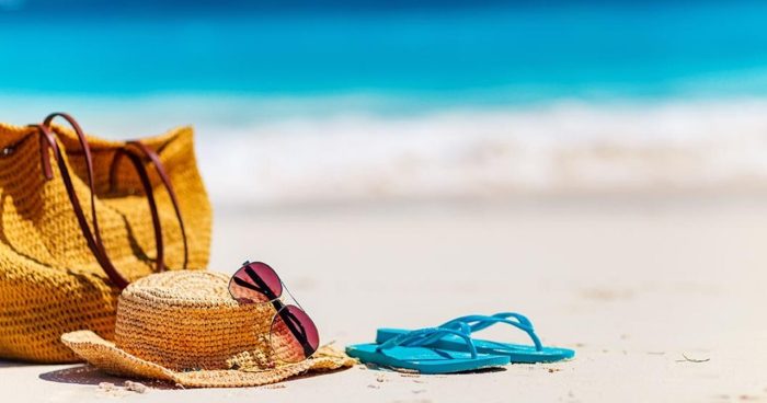 Imagem de uma praia com acessórios de um funcionário que pediu adiantamento das férias na areia - Foto: Freepik