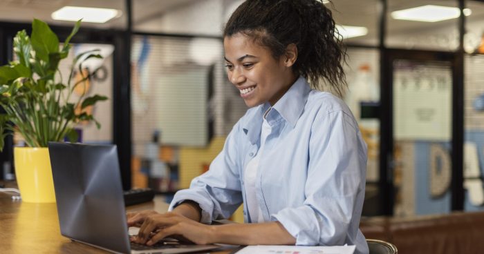Pessoa usando um notebook em um ambiente de trabalho - Freepik