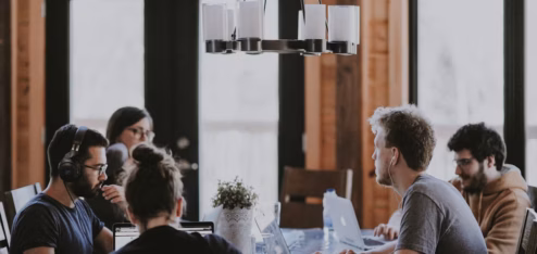 Pessoas reunidas em um escritório - Foto: Unsplash