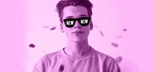 homem vestindo óculos escuros, cujas lentes estão escrito "New" em cada