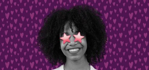 mulher sorrindo com emojis de estrelas na frente de seus olhos