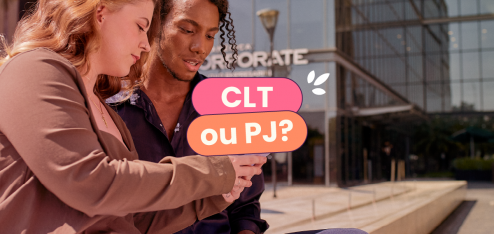 Duas pessoas conversando em frente a um prédio. No centro da imagem o título 'CLT ou PJ?', que significam Consolidação das Leis Trabalhistas ou Pessoa Jurídica, dois regimes de contratação.