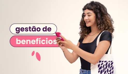 Mulher branca de cabelo cacheado, blusa preta, calça jeans e sacola bege no ombro segurando um celular. No título: "gestão de benefícios".