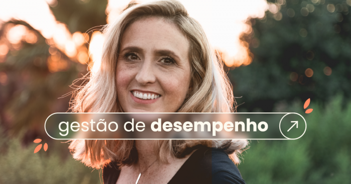 Mulher loira de meia idade sorrindo. No título, "gestão de desempenho".