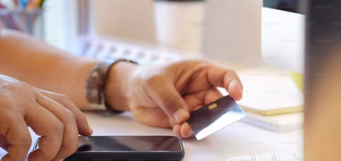 Pessoa segurando um cartão de credito: Foto: Unsplash