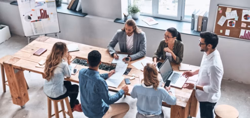 Pessoas reunidas em uma mesa - Foto: Unsplash
