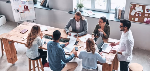Pessoas reunidas em uma mesa - Foto: Unsplash
