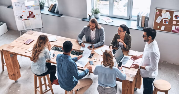 Pessoas reunidas em uma mesa - Foto: Unsplash